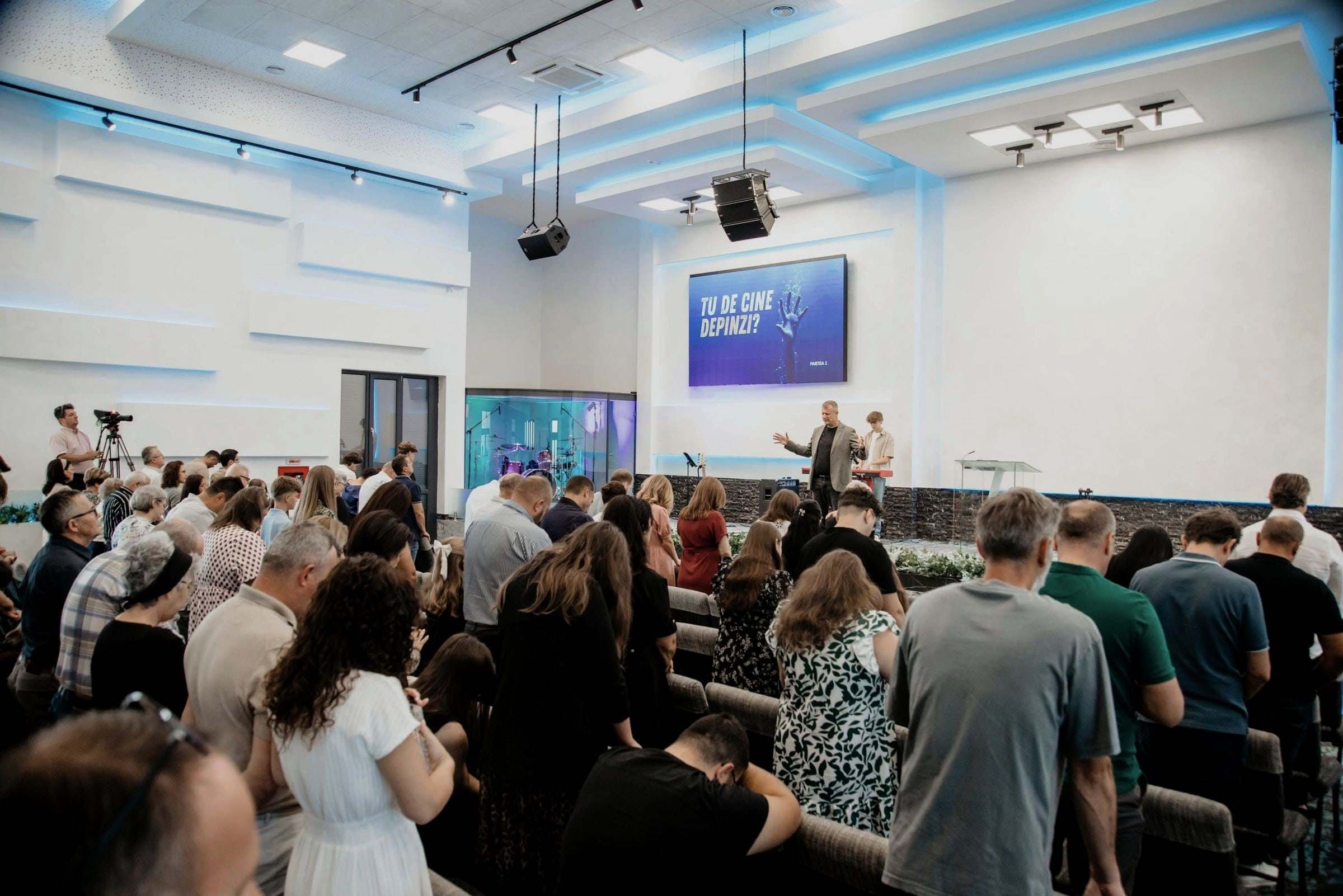 Adunarea Bisericii Ekklesia Oradea în timpul unui serviciu de duminică